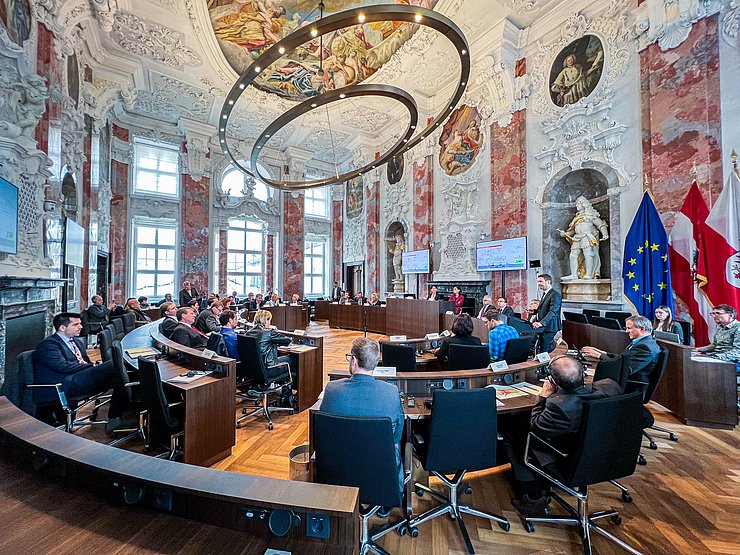 Abgeordnete aus Tirol und Südtirol tauschten sich im Landtagssitzungssaal mit Experten der Autobahnbetreiber sowie der Verwaltung aus und nutzten die Gelegenheit für Nachfragen und zur Vernetzung.