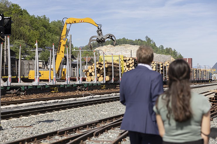 Die Delegation besichtigte den Güterterminal in Jenbach...