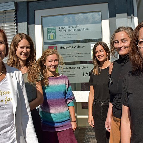 Landesrätin Gabriele Fischer, Susanne Schwärzler (Verein DOWAS für Frauen), Sophie Lindtner (Verein für Obdachlose), Patrizia Staffler (AIDS-Hilfe), Gabi Plattner (Frauenhaus Tirol) und Patrizia Ballweber (Verein DOWAS Tirol) stellen gemeinsam das Angebot der ARGE Bewo vor.