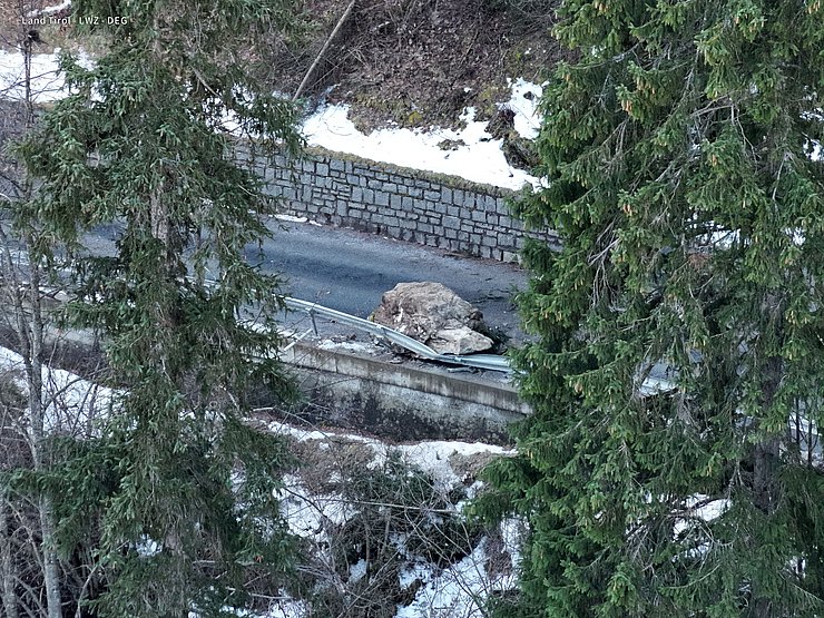 Foto der Straße, der Felssturz ist zu sehen