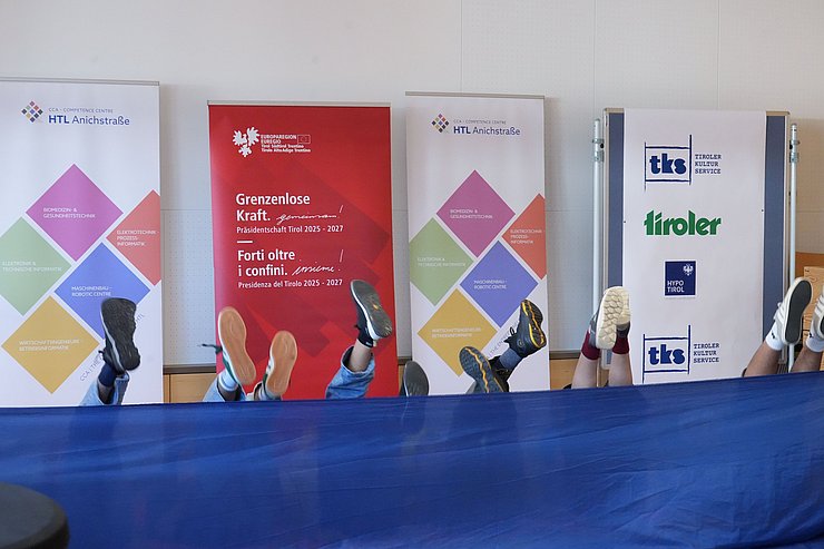 © Land Tirol/Reiter Vorne blaues Tuch, dahinter Füße