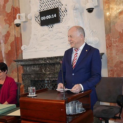 Bundesratspräsident Ingo Appé bei seiner Ansprache im Tiroler Landtag mit LTPin Sonja Ledl-Rossmann