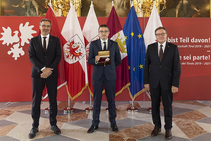 Maurizio Fugatti (Mitte) erhielt auch die Schlüssel zum Euregio-Büro, das sich im historischen Waaghaus in Bozen befindet. 