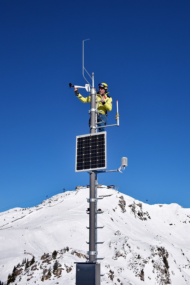 Kößler auf der Wetterstation 