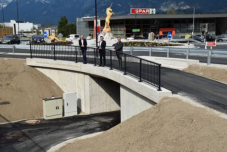 Unter dem Kreisverkehr verläuft die Geh- und Radwegunterführung – ein Mehrwert wie Erwin Obermaier (BBA Kufstein), Bgm Anton Hoflacher und Christian Molzer (Abt. Verkehr und Straße) überzeugt sind. 