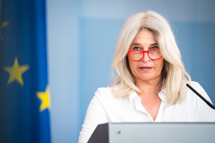 Cornelia Lass-Flörl, Direktorin der Sektion für Hygiene und Medizinische Mikrobiologie der Medizinischen Universität Innsbruck, betonte heute ebenfalls einmal mehr wie wichtig es ist, sich an die Hygiene- und Schutzmaßnahmen zu halten. 
