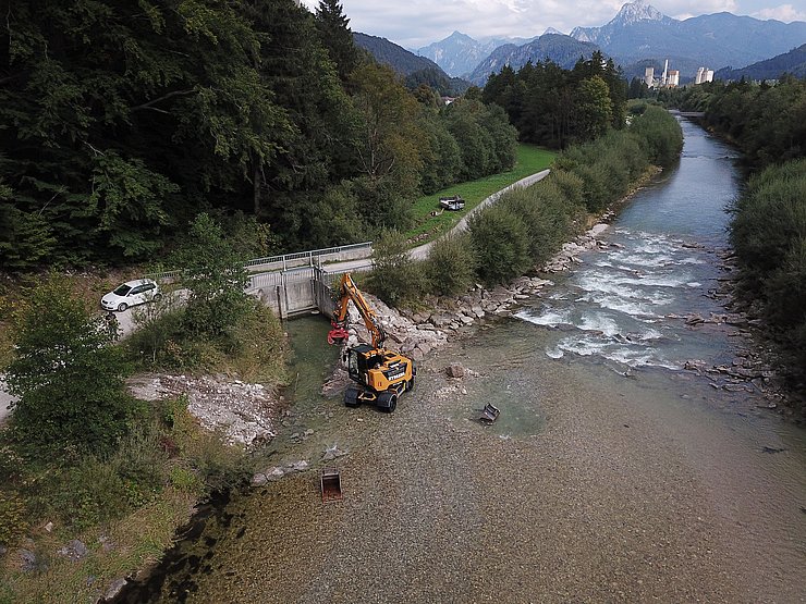 Errichtung einer Leitbuhne. Durch Sie soll das Schwemmholz flussabwärts weitergeleitet werden. Somit ist das dahinterliegende Regulierungsbauwerk vor Verklausungen geschützt.