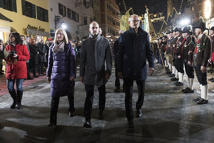 Landesüblicher Empfang vor der „Goldenen Gams“ in der Kitzbüheler Altstadt. 