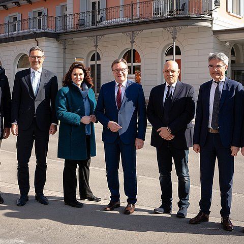 V. li. beim Treffen in Scuol Daniel Alfreider, Südtirols LH Arno Kompatscher, Tirols LHStvin Ingrid Felipe und LH Günther Platter, Massimo Sartori, Mario Cavigelli und Jon Domenic Parolini  (Kanton Graubünden).