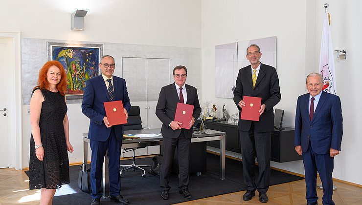 V. li. beim Unterzeichnungstermin Cornelia Hagele (Vize-Bgm Telfs), Anton Mederle (Geschäftsführung Firma Thöni), LH Günther Platter, Bildungsminister Heinz Faßmann und Industrieller Arthur Thöni im Büro des Landeshauptmanns.