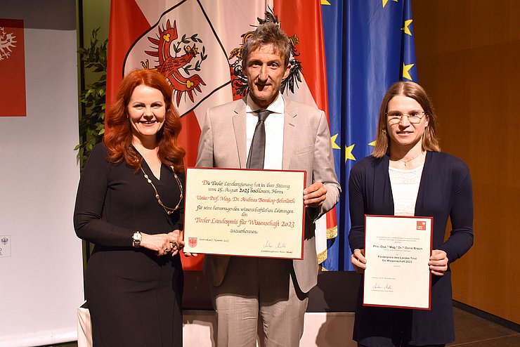 Cornelia Hagele mit Andreas Bernkop-Schnürch und Doris Braun.