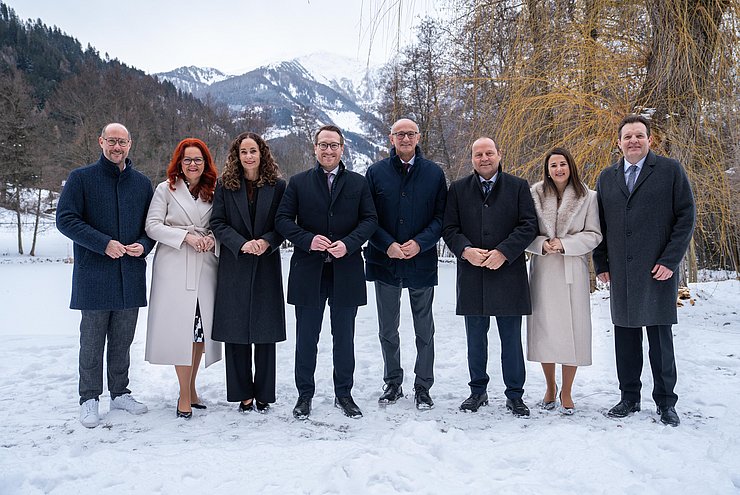 Frühjahrsklausur der Tiroler Landesregierung (v.li.): LR Mario Gerber, LRin Cornelia Hagele, LRin Eva Pawlata, LHStv Philip Wohlgemuth, LH Anton Mattle, LHStv Josef Geisler, LRin Astrid Mair und LR René Zumtobel. 