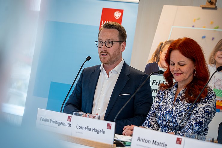 Wohlgemuth steht neben Hagele.