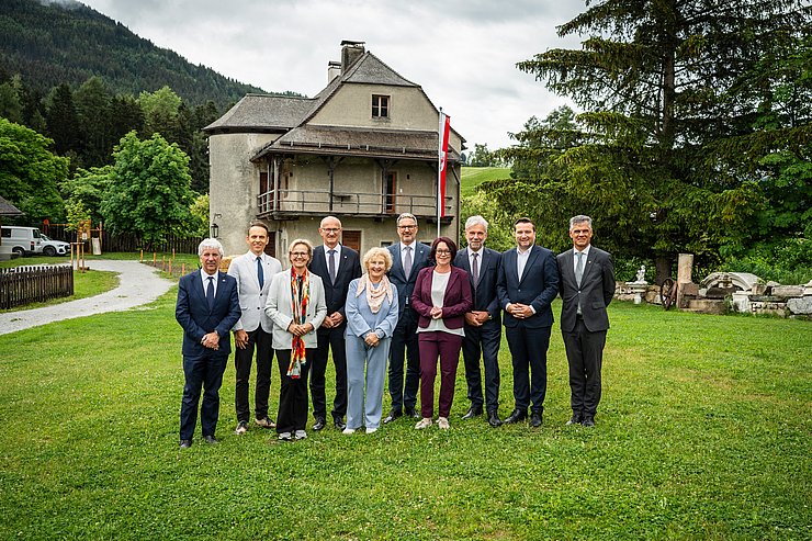 © Land Tirol/Fitsch Gruppenfoto vor Burg