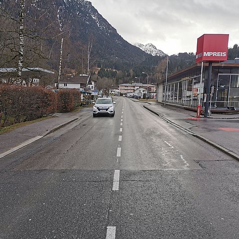 Mit der Belagssanierung von rund 200 Metern im Bereich Kreisverkehr Innsbrucker Straße bis Rotes Kreuz abgeschlossen wird heuer die Sanierung der Landesstraßen B 198 und der L 69 im Ortsgebiet von Reutte. Begonnen hat man 2012 mit dem Kreisverkehr beim Gemeindeamt.