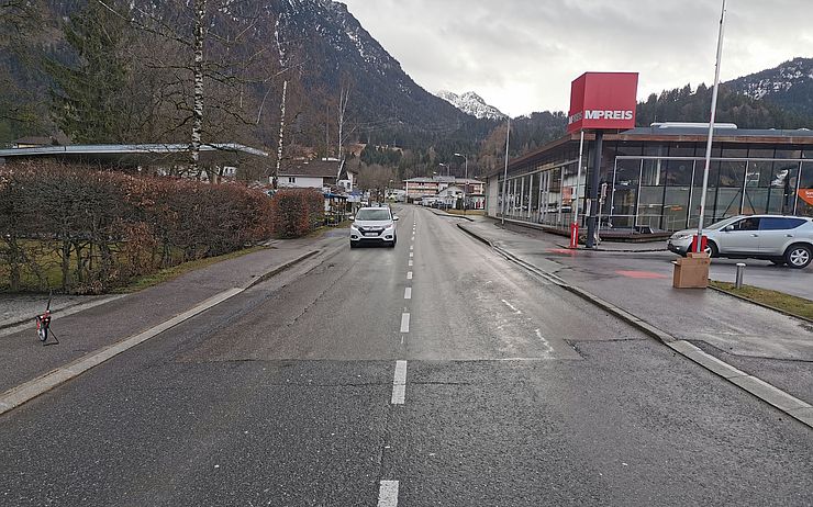 Mit der Belagssanierung von rund 200 Metern im Bereich Kreisverkehr Innsbrucker Straße bis Rotes Kreuz abgeschlossen wird heuer die Sanierung der Landesstraßen B 198 und der L 69 im Ortsgebiet von Reutte. Begonnen hat man 2012 mit dem Kreisverkehr beim Gemeindeamt.
