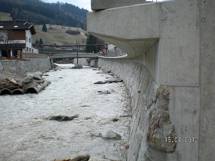 Schwergewichtsmauer mit auskragende Gehsteigplatte