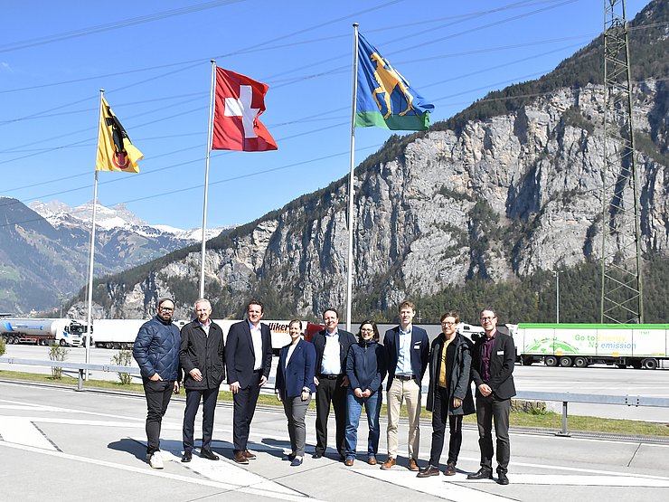 Gruppenfoto vor Fahnen 