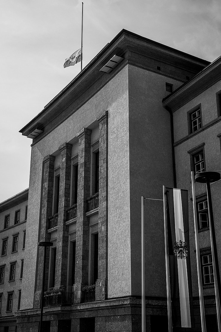 Schwarz Weiß Foto Landhaus mit Fahne auf Halbmast