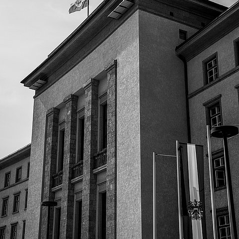 Schwarz Weiß Foto Landhaus mit Fahne auf Halbmast