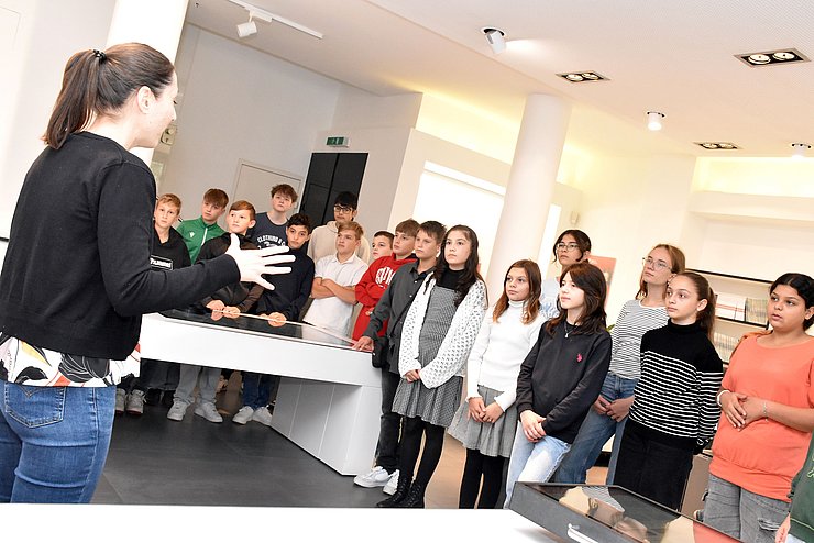 Am 3. Oktober 2024 besuchte die Tiroler Mittelschule Völs die Euregio-Ausstellung im Euregio-Infopoint Innsbruck.