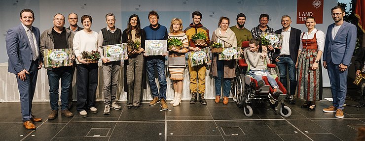 Die Ausgezeichneten aus dem Bezirk Lienz sind zu sehen.