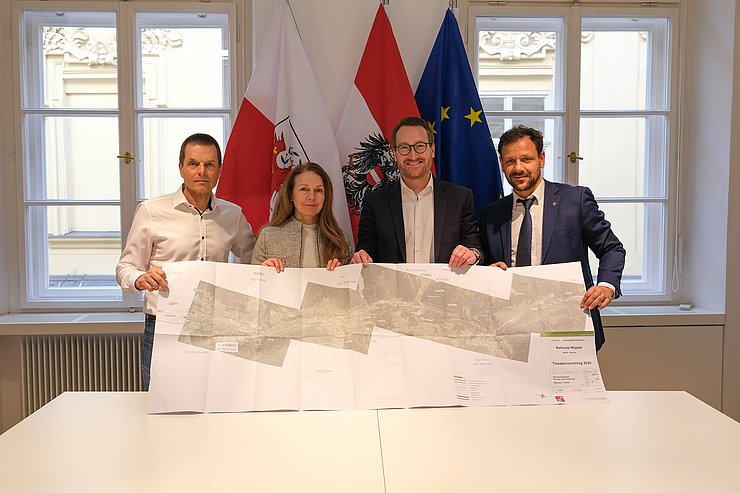 Helga Beermeister, Günter Guglberger, Landeshauptmannstellvertreter Philip Wohlgemuth und Florian Riedl in einem Büro beim Besprechen der Pläne für die Radroute im Wipptal