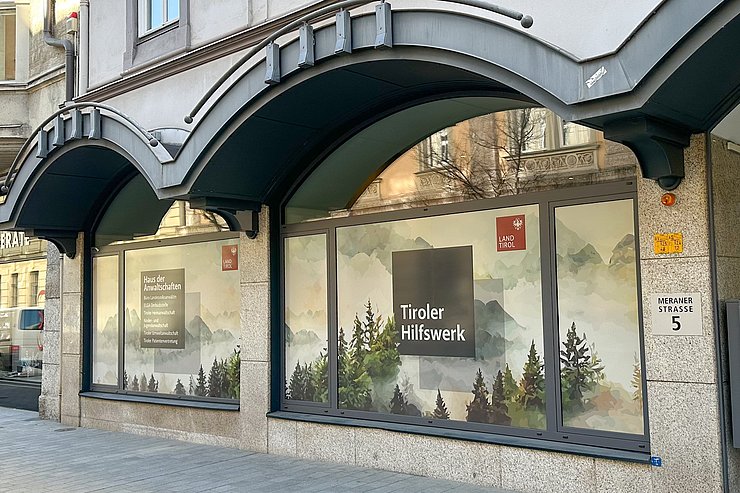 © Land Tirol Unteres Stockwerk eines Gebäudes von außen mit großen Fenstern mit Aufdruck