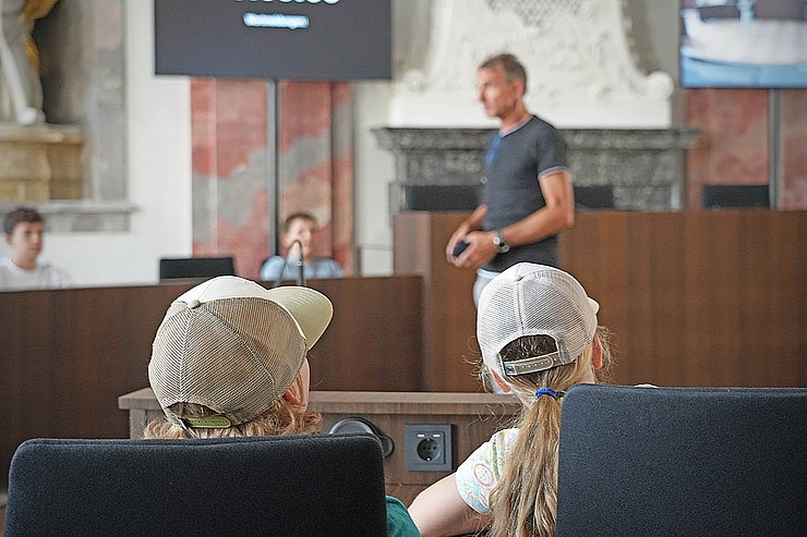 © Land Tirol Kinder sitzen im Landtag
