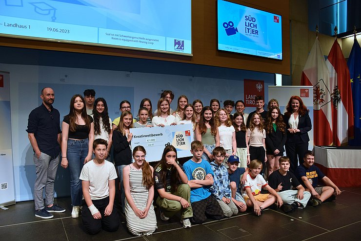 Gruppenfoto der Klasse 3C des Akademischen Gymnasiums Innsbruck mit Landesrätin Hagele