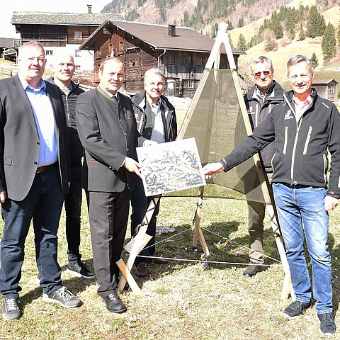 Gruppenfoto mit einer Borkenkäferfalle im Freien