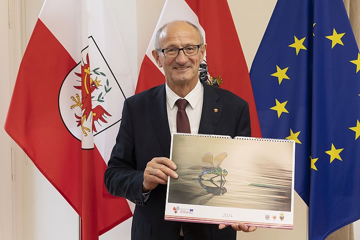 LH hält Kalender in den Händen