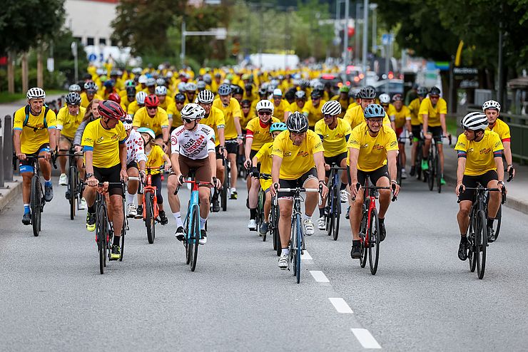 600 RadsportlerInnen begleiteten den Radprofi Felix Gall in Richtung des offiziellen Empfang von Lienz nach Nußdorf-Debant. 