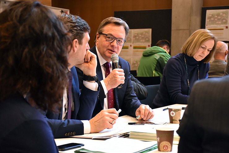 LH Günther Platter informierte sich auch heute mit seinen StellvertreterInnen über die aktuellen Entwicklungen hinsichtlich des Coronavirus in Tirol. Im Bild mit LADStvin Barbara Soder und LAD Herbert Forster.