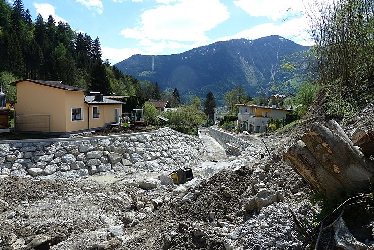 In Beton verlegtes Uferdeckwerk