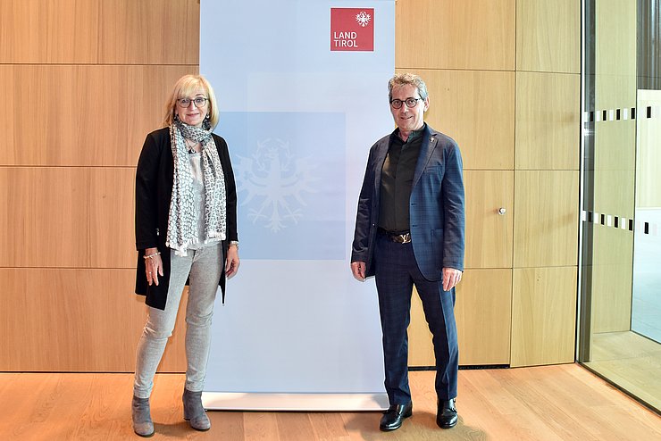 Landesrätin Palfrader und Thomas Juen, Vorstand der Abteilung Kultur, präsentierten weitere Unterstützungsmaßnahmen für Kulturschaffende.