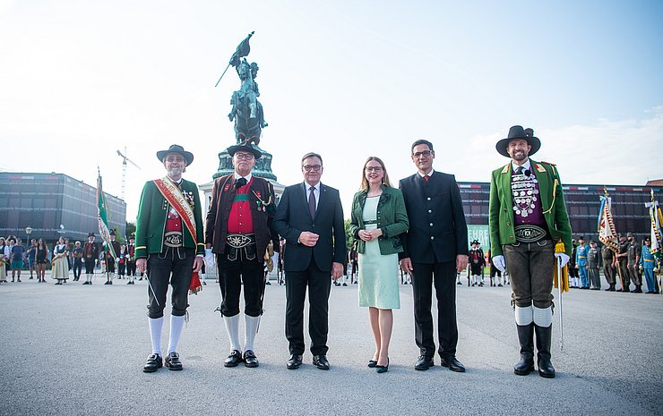 Beim Landesüblichen Empfang, von links: Werner Goldschald, Kapellmeister Musikkapelle Schönwies, Hauptmann Manfred Westreicher, Kommandant der Schützenkompanie Schönwies, LH Günther Platter, BM Margarete Schramböck, Bundesratspräsident Peter Raggl, Landeskommandant der Tiroler Schützen Mjr Thomas Saurer. 