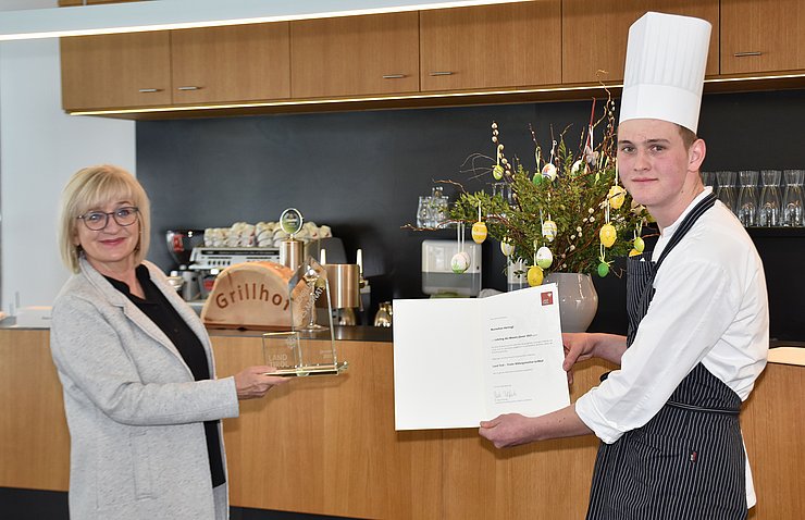 Arbeits- und Bildungslandesrätin Beate Palfrader gratuliert Maximilian Hörtnagl zum "Lehrling des Monats Jänner 2021".