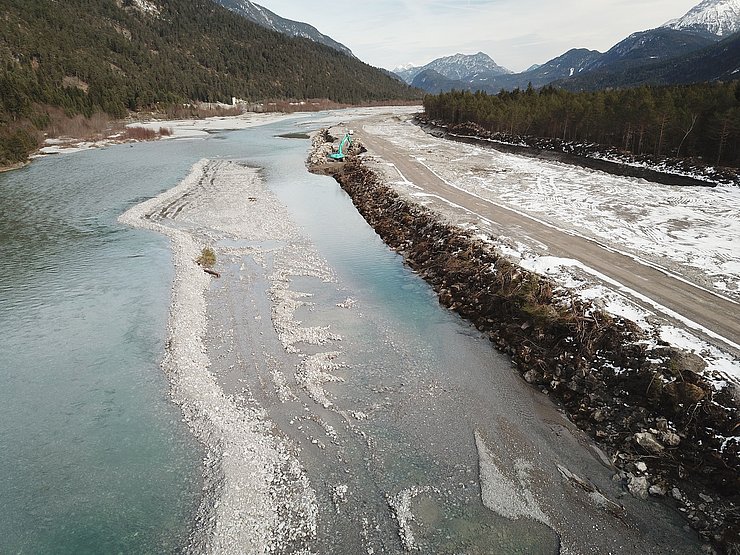 Die alte Längsverbauung wird abgetragen. Die daraus gewonnenen Steine werden auf anderen Baustellen zur Sanierung von Hochwasserschutzbauwerken wieder eingebaut.