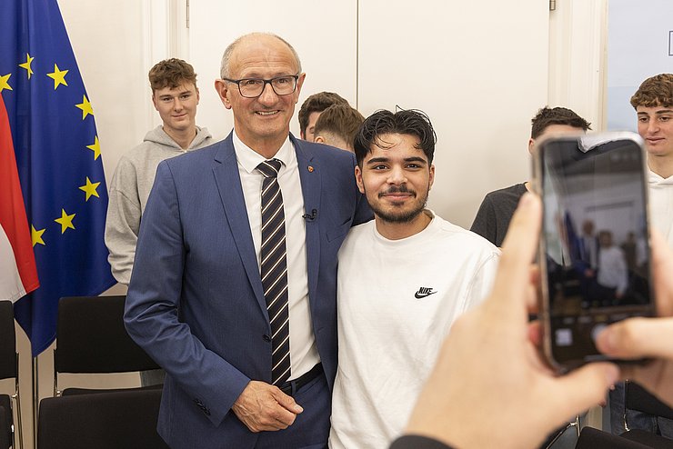 Ein weiterer Schüler macht ein Foto mit seinem Handy.