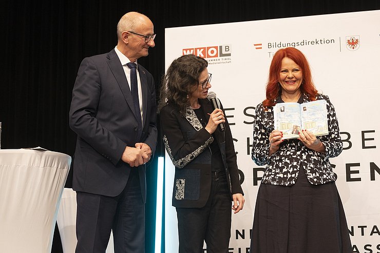 Bildungslandesrätin Hagele präsentiert stolz das „Tiroler Vorlesebuch“ mit den besten Geschichten des Landes (im Bild mit WK-Vertreterin Sonja Altenburger).