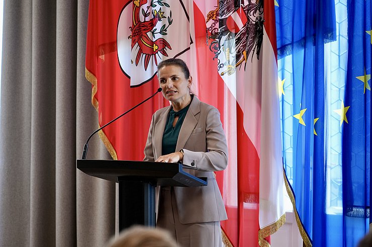 © Land Tirol/Saxl Bildungsdirektorin Bettina Ellinger spricht am Pult.
