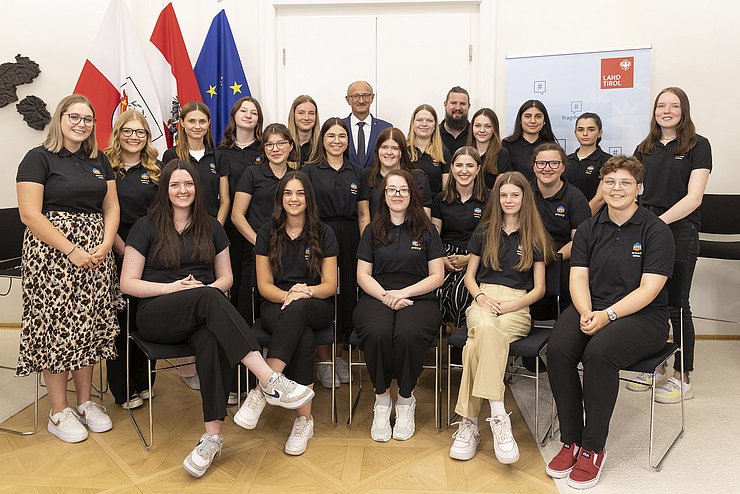 LH Anton Mattle macht ein Foto mit den Schülerinnen der FWB Wörgl.