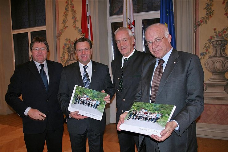 V.l.: Obmann Eugen Feichtinger, Landeshauptmann Günther Platter, Obmann Rudi Heinz, Landtagspräsident Herwig van Staa.