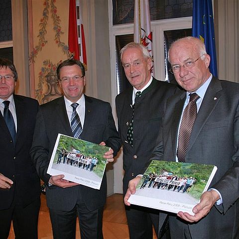 V.l.: Obmann Eugen Feichtinger, Landeshauptmann Günther Platter, Obmann Rudi Heinz, Landtagspräsident Herwig van Staa.