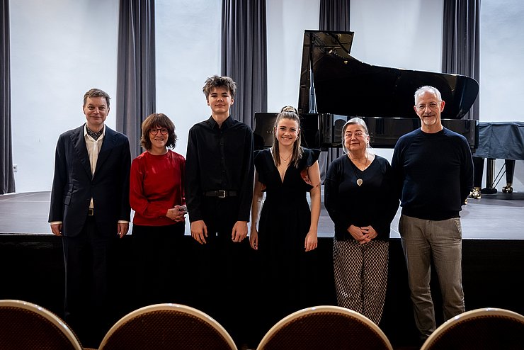 © Land Tirol/Sophie Kary V. l.: Till Fellner (Kunstuniversität Graz, Zürcher Hochschule der Künste), Organisatorin und Juryvorsitzende Gabriele Enser (Tiroler Landeskonservatorium), Lukas Werth (Kurt-Ebert-Jugendpreisträger), Anja Theiner (Kurt-Ebert-Preisträgerin), Christiane Karajeva (Universität für darstellende Kunst Wien), Wolfgang Laubichler (Direktor Haus der Musik).