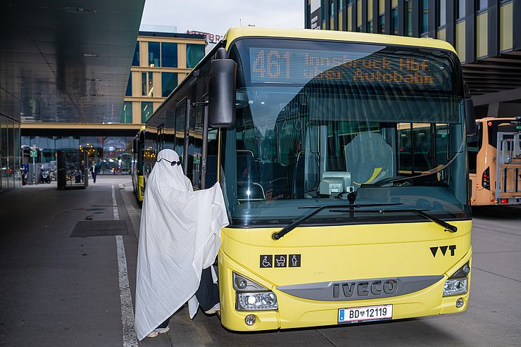 Gespenst (verkleidet) steigt in VVT-Bus 