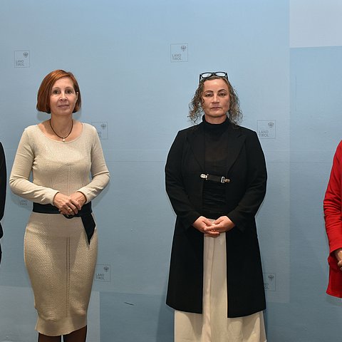 Frauenlandesrätin Gabriele Fischer (2.v.li.) gab gemeinsam mit v.li. Julia Haberkorn (Gewaltschutzzentrum Tirol), Gabi Plattner (Tiroler Frauenhaus) und Elisabeth Stögerer-Schwarz (Abt. Gesellschaft und Arbeit/Bereich Frauen und Gleichstellung) einen Überblick über Gewaltschutz und Gewaltprävention in Tirol.