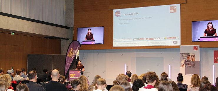 Jugendliche spricht vor Publikum