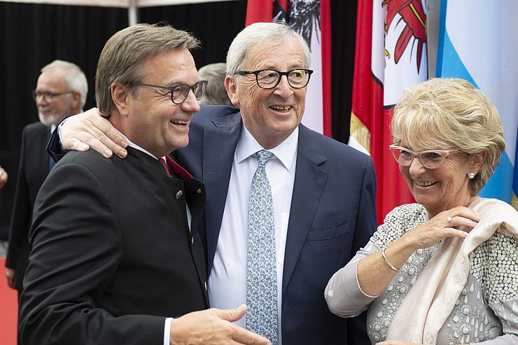 Freudiges Wiedersehen: LH Günther Platter mit EU-Kommissionspräsident Jean-Claude Juncker und Frau Christiane.